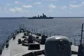 中国军舰也航行自由。为遏制中国制造商船，美国港口或加收到港费图片