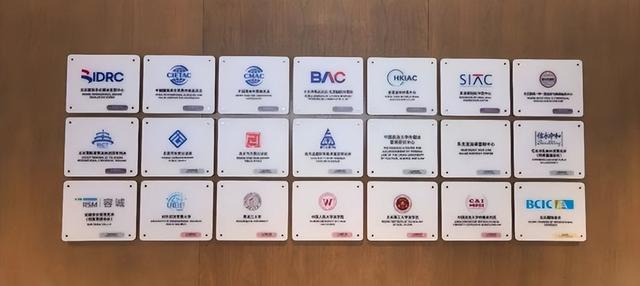 中企不能再任由美西方宰割，中国高瞻远瞩，成立国际商事仲裁中心