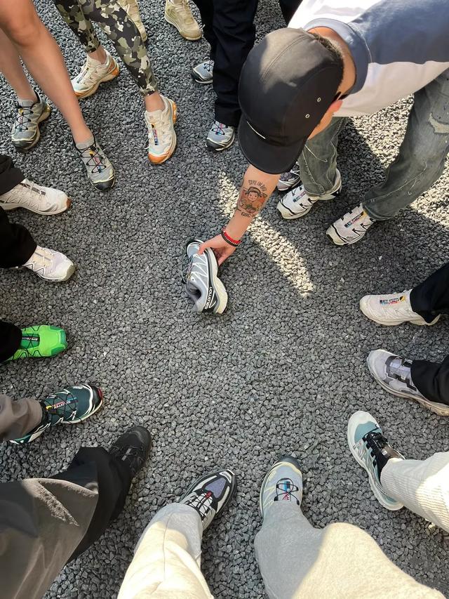 4个“中产收割机”运动鞋品牌，背后资本竟是安踏，你知道吗？