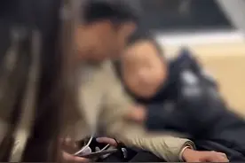 郑州一男童独自地铁睡觉大学生助其回家图片