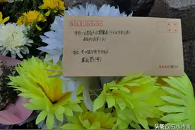 在天水这个县，一个失败英雄的墓前，我看到全国各地人对他的纪念图片