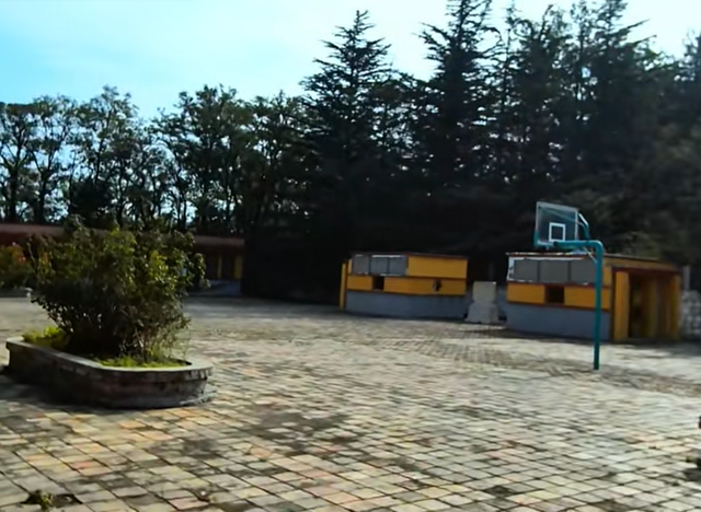 上过人民日报，是全国学习的榜样，最早的宫殿式学校，现在怎样了