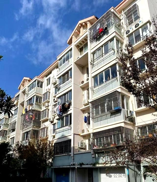 房产证上的人去世了，家人一直住着，“不办过户”行不行？