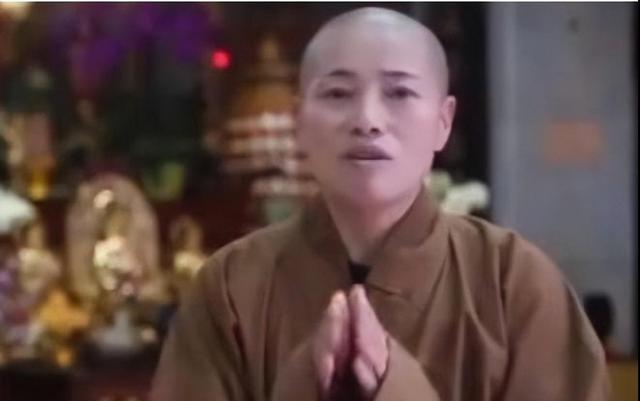 揭秘尼姑庵真相：表面佛门实则妓院，穿黑丝戴假发，香客人来人往