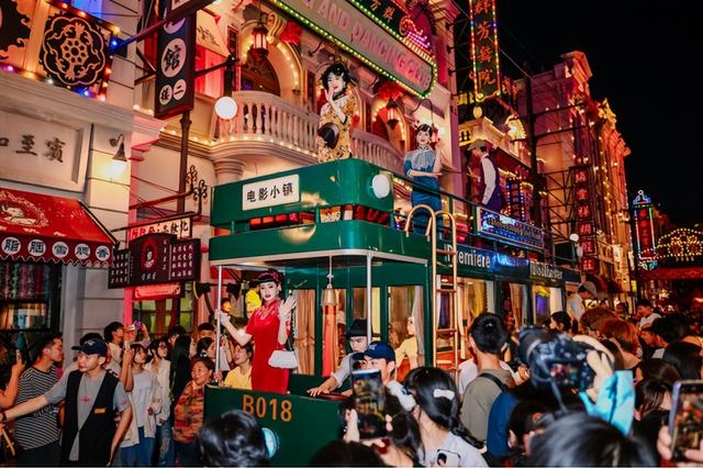 郑州电影小镇“全天有戏” 沉浸式文旅激活“五一”假日活力