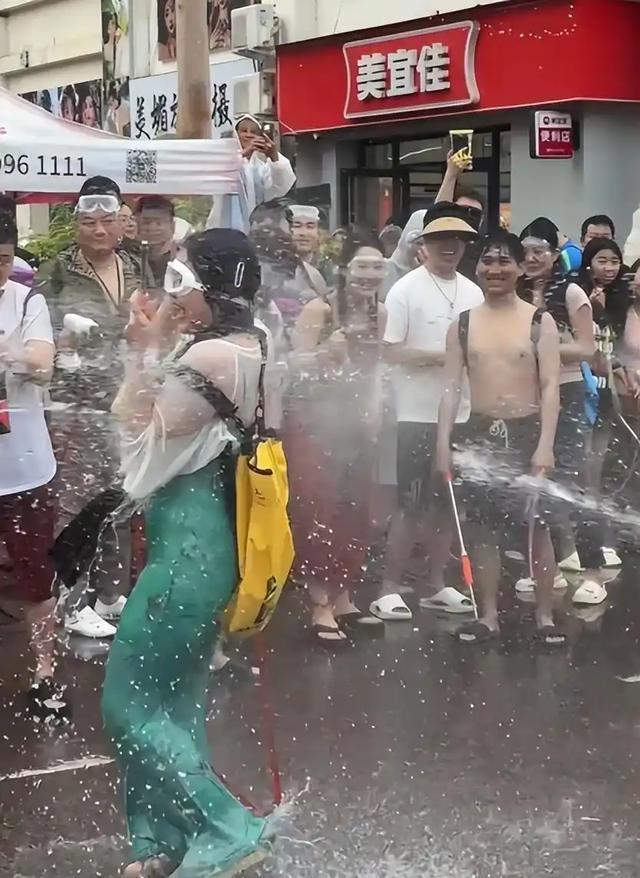 滚出中国！云南泼水节炸出一群“男流氓”，当众扒衣喷私处太龌龊