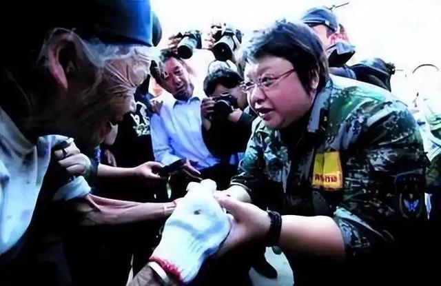 贪污上亿、假慈善？被实名举报的韩红，如今连坐椅子都成了“错”