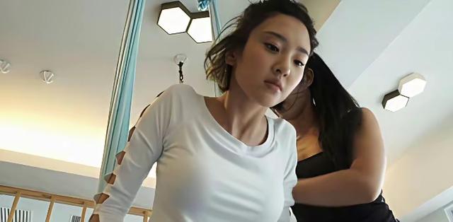唐艺昕瑜伽写真，这身材好担心她承受不住！