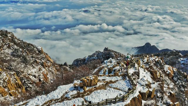 雪峰刺破苍穹 云海托举世界