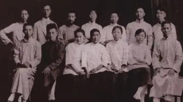 15岁入党，18岁和主席结婚	，如今仍健在，却几乎不露面