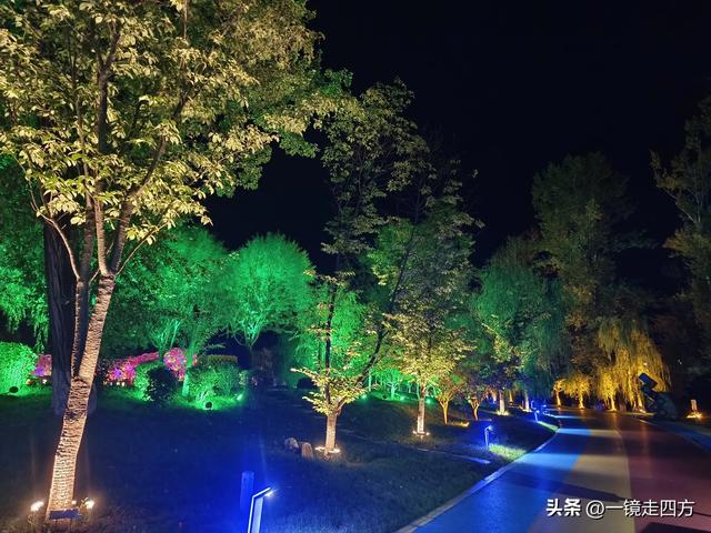 入夜，通化2021年打造的佟佳江旅游度假区灯光亮起，如梦似幻