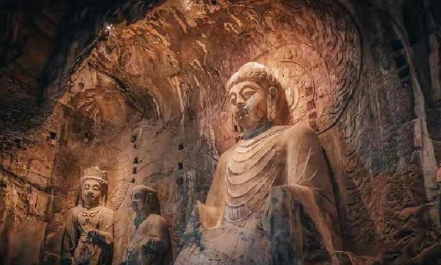 大量美国游客涌入洛阳，打着旅游幌子不去旅游不吃美食，为啥来？