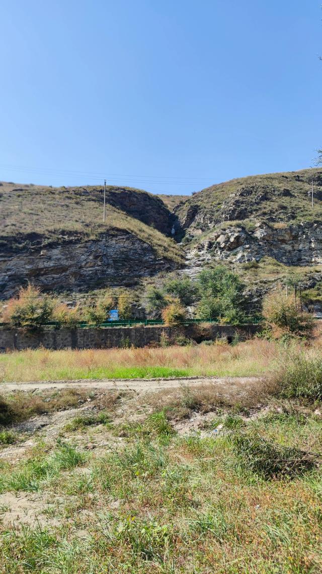 呼和浩特哈拉沁沟，一条小河从两山峡谷流出，步行只能走小路