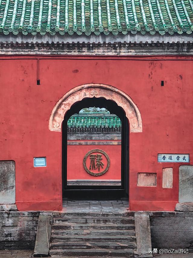 武当山意外之喜！雨中留宿南岩，邂逅古建与自然的绝配