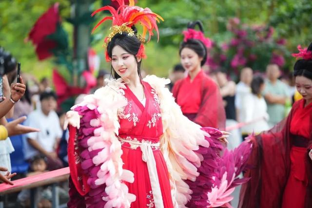 第六届观音山姻缘节能玩能互动，牵红线、抢绣球，游客直呼太上头