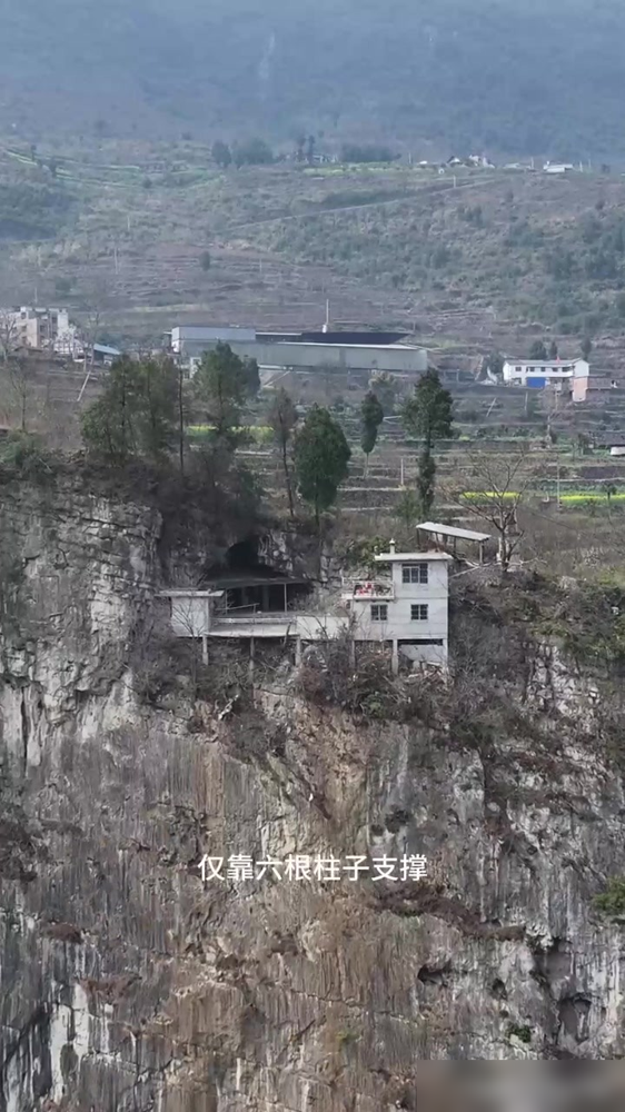 重庆大山一座“悬景房”，与河谷落差300余米，让你住，你愿意吗