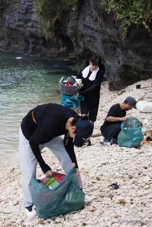 胡歌上海买房被偶遇，头顶秃了一大片，老婆黄曦宁陪同，长相普通