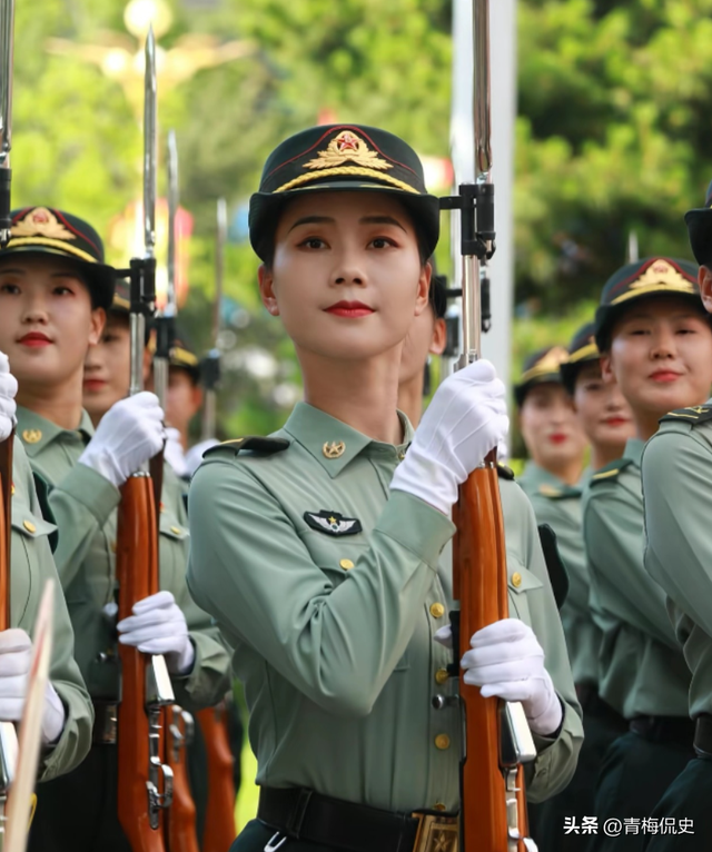女民兵李思颖阅兵回家后仅半天，又有一个新身份：河北工大研究生