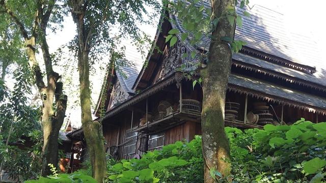 云南边境西双版纳，真正的千年古寨，当地村民还住在吊脚楼中