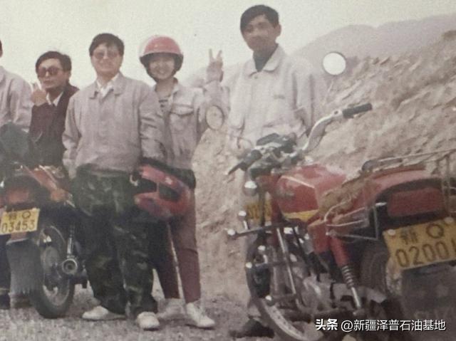 九十年代泽普石油基地青年户外游玩。
