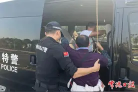 暖心！盲人回家找不到路，民警充当“眼睛”一路护送图片