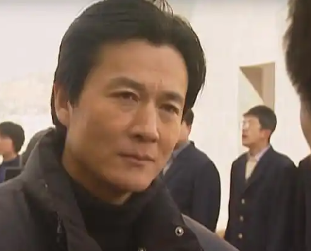 原来他早已去世，15岁演戏44岁走红，47岁患癌离世，哥哥是尔康爹
