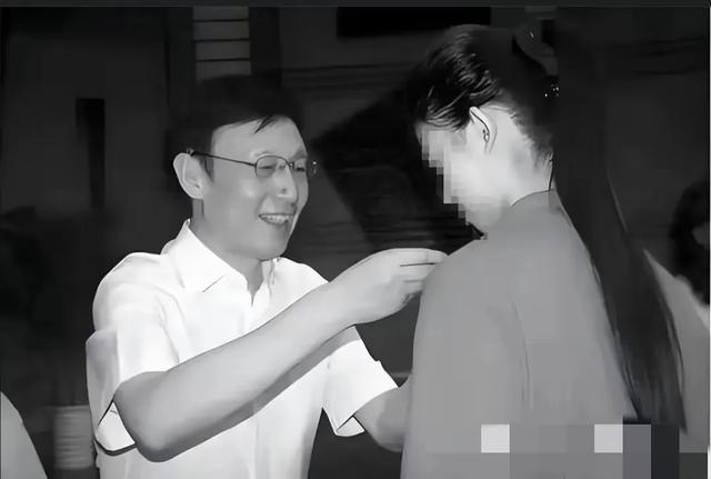 四川“色魔”院长，将大学变“后宫”，白天教授晚上“叫兽”