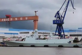 国产最强隐身军舰问世！2000吨新护卫舰现身，连烟道都看不见？图片