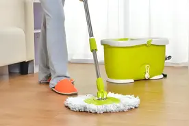 用清水拖地等于白拖，在水里加点它，地面干净不留水渍，涨知识了图片