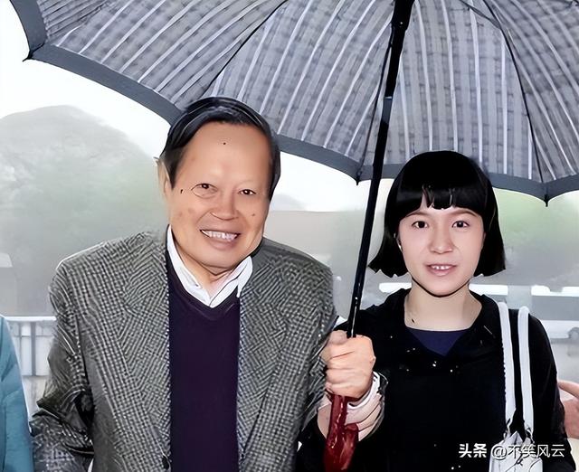 杨振宁离世不到1个月，翁帆近况意外曝光，原来她并非想象中那样