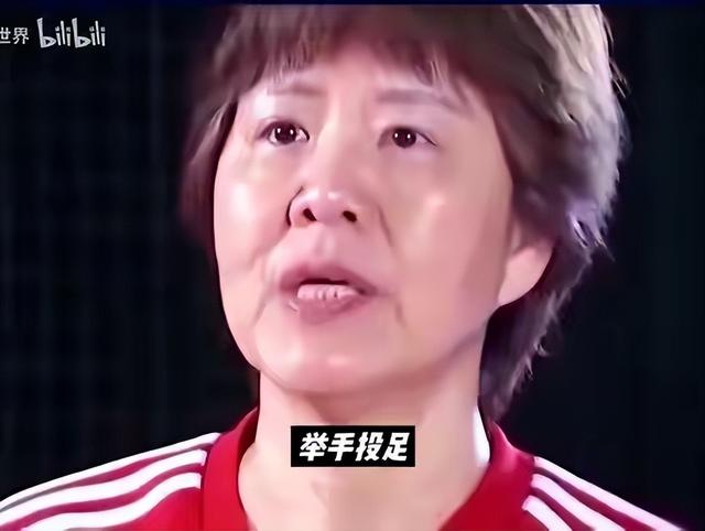 郎平指导回北京了！脸部松弛，骨瘦如柴，一身休闲装像老太太