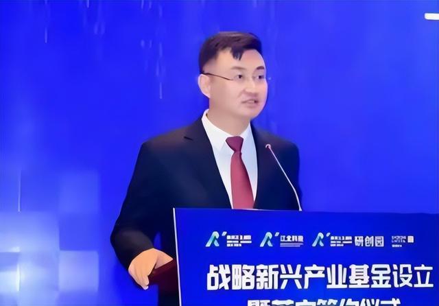 又一条大鱼揪出！华为技术总监移民美国，泄露关键技术，损失严重