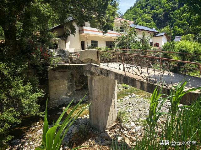 秦岭深山一条导航不出来的路，却是一条千年古道，有老屋有古树