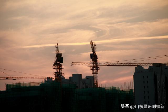 一河两路东端的烧烤场一带暮秋景色