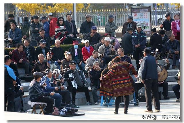 漫步丹东鸭绿江畔，可以隔江望见对岸的朝鲜