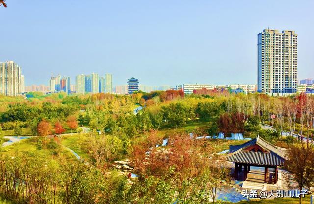 层林尽染秋景如画