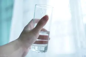 晨起一杯水好处多，教您如何巧喝水，防便秘图片