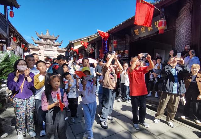 红歌快闪燃爆昭化古城 千年蜀道洋溢爱国情