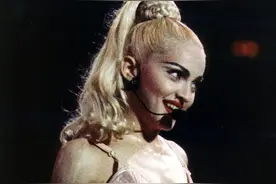 麦当娜16连蹲挑战爆火，在座的八成男生蹲不过她图片