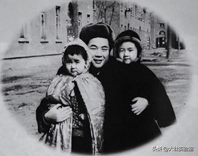 李鹏总理与女儿在一起的罕见留影，笑容灿烂喜笑颜开，温暖又温馨