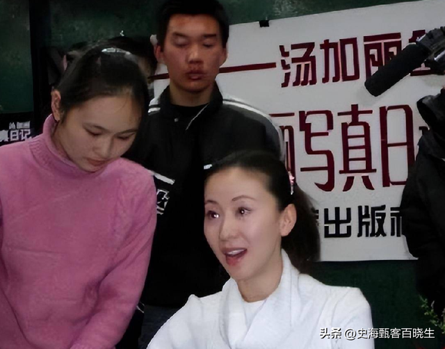 中国第一“模特”汤加丽：走红后丈夫离婚，父亲说丢脸，后来怎样