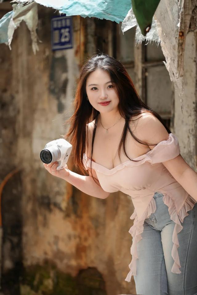 肉肉女生，牛仔裤拍照，7个动作，好看显瘦，大方漂亮显身材
