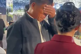 婚礼现场，父亲把女儿的手交给新郎后，转身下台眼泪绷不住了......图片