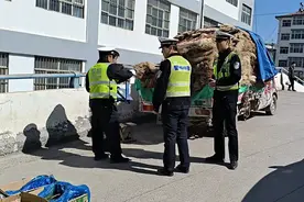 占道经营添堵，交警劝导保畅图片