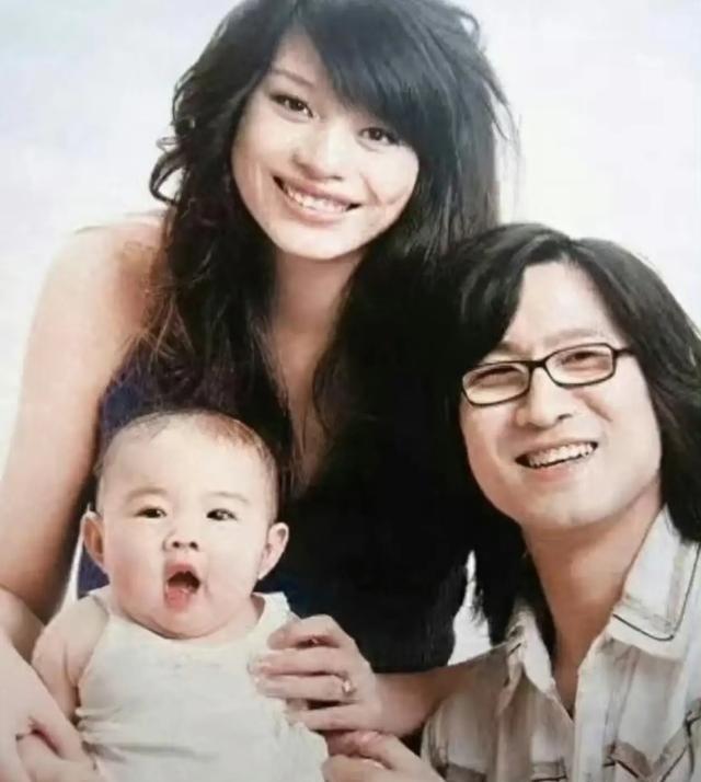 汪峰女儿小苹果晒与男友亲密合照，肤白貌美大长腿，像极了生母