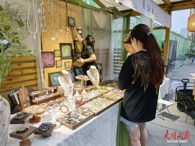 逛市集、品美食、赏表演……大同古城东南邑人气爆棚~