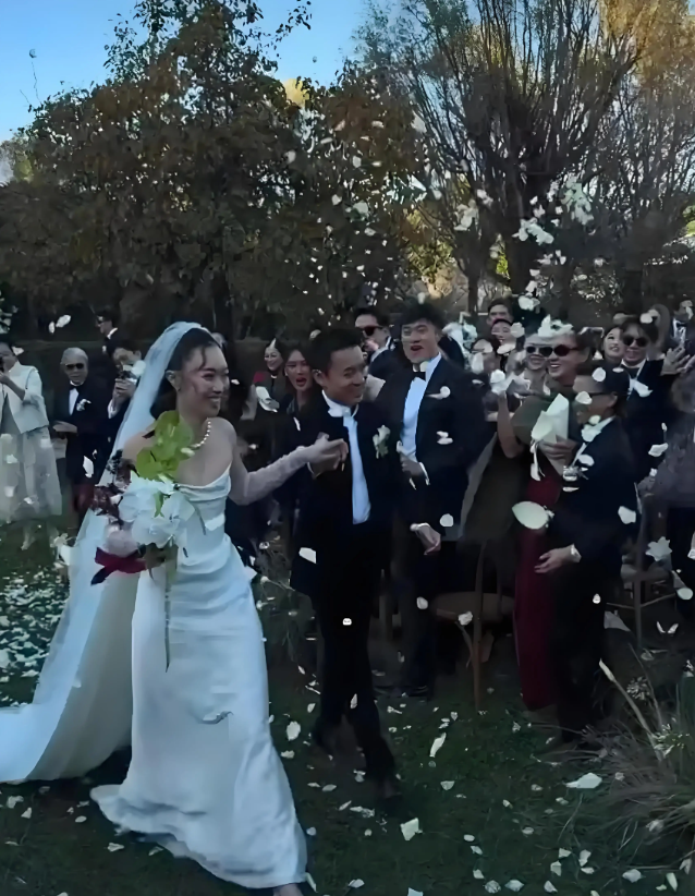 霍启山新恋情曝光不到1天，女方身份被扒光，整个霍家坐不住了！