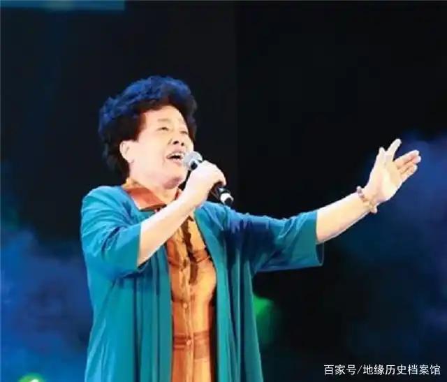 北京警察博物馆珍藏新中国首张身份证，属国家一级文物，由歌唱家