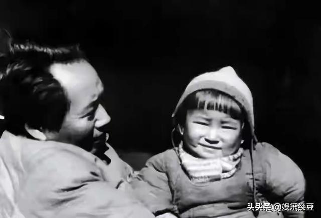 毛主席一家四口合影，四人脸上全是笑意，李讷紧挨毛主席