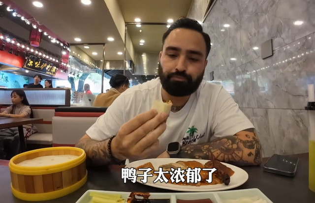 美国博主第一次来中国旅游，一天后直言：中国到处充满“危险”